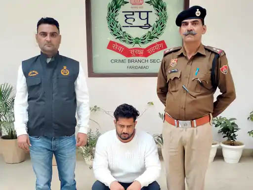 पुलिस की गिरफ्त में आरोपी। पुलिस की गिरफ्त में आरोपी।