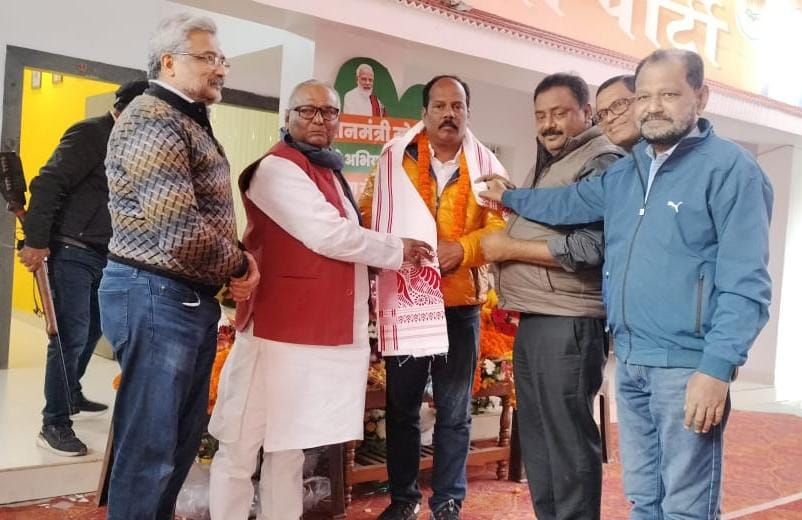 विधायक को अंगवस्त्र देकर सम्मानित करते ड्रग एसोसिएशन के लोग। विधायक को अंगवस्त्र देकर सम्मानित करते ड्रग एसोसिएशन के लोग।