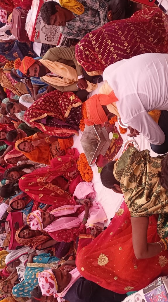 मीरजापुर में 272 जोड़ों का सामूहिक विवाह: शहनाई की गूंज और खुशियों का माहौल मीरजापुर में 272 जोड़ों का सामूहिक विवाह: शहनाई की गूंज और खुशियों का माहौल