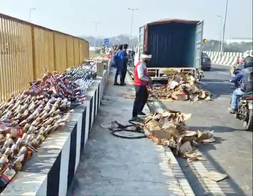 फरीदाबाद में पलटे केंटर से निकाली गई शराब की बोतलें। फरीदाबाद में पलटे केंटर से निकाली गई शराब की बोतलें।