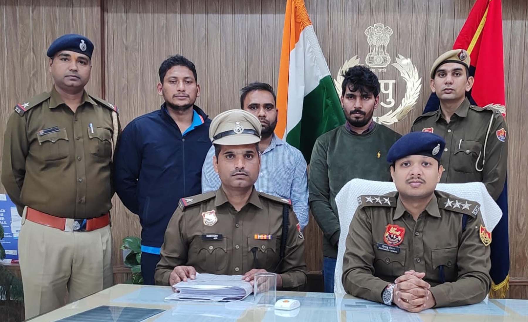 फोटो नंबर-03: गुरुग्राम पुलिस की गिरफ्त में साईबर ठगी में संलिप्त बैंक का कर्मचारी। फोटो नंबर-03: गुरुग्राम पुलिस की गिरफ्त में साईबर ठगी में संलिप्त बैंक का कर्मचारी।