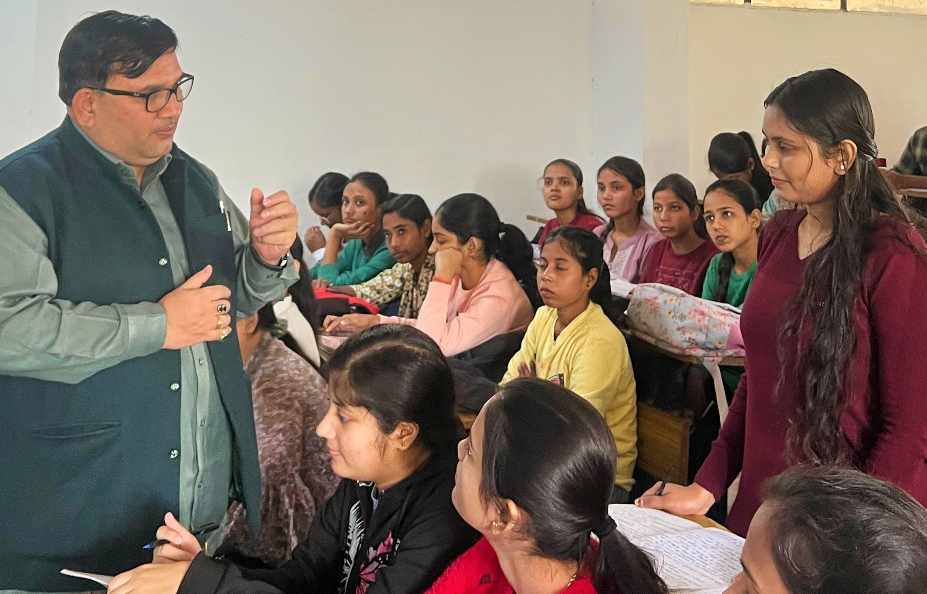 अंग्रेजी विभाग द्वारा डाउट क्लीयरिंग सत्र का आयोजन अंग्रेजी विभाग द्वारा डाउट क्लीयरिंग सत्र का आयोजन