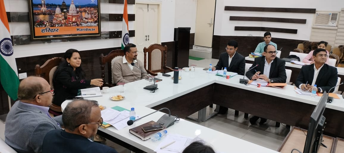 सी एस आर की समीक्षा बैठक करते डीएम सी एस आर की समीक्षा बैठक करते डीएम