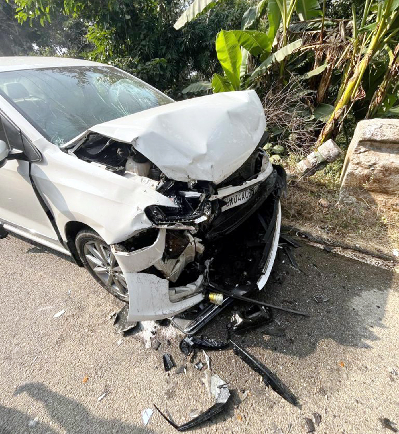 दुर्घटनाग्रस्त कार। दुर्घटनाग्रस्त कार।