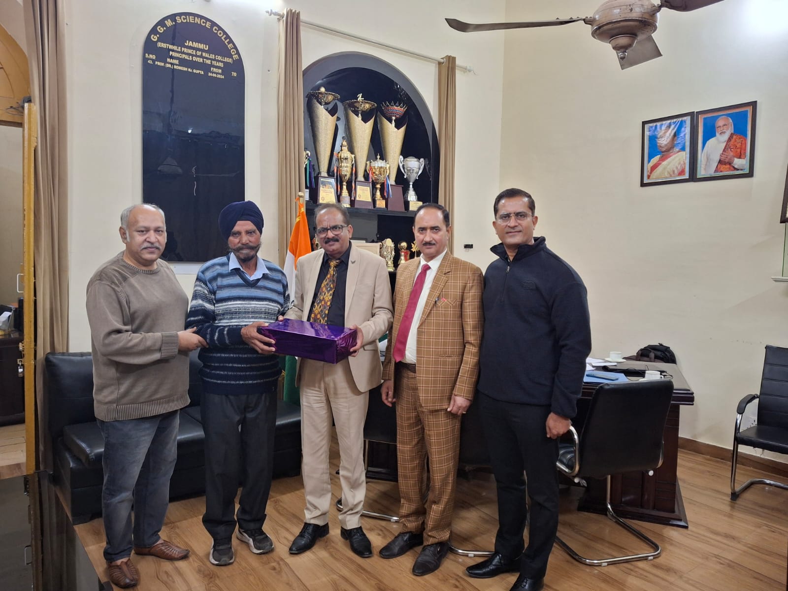 जीजीएम साइंस कॉलेज ने अमरजीत को उनकी सेवानिवृत्ति पर सम्मानित किया जीजीएम साइंस कॉलेज ने अमरजीत को उनकी सेवानिवृत्ति पर सम्मानित किया
