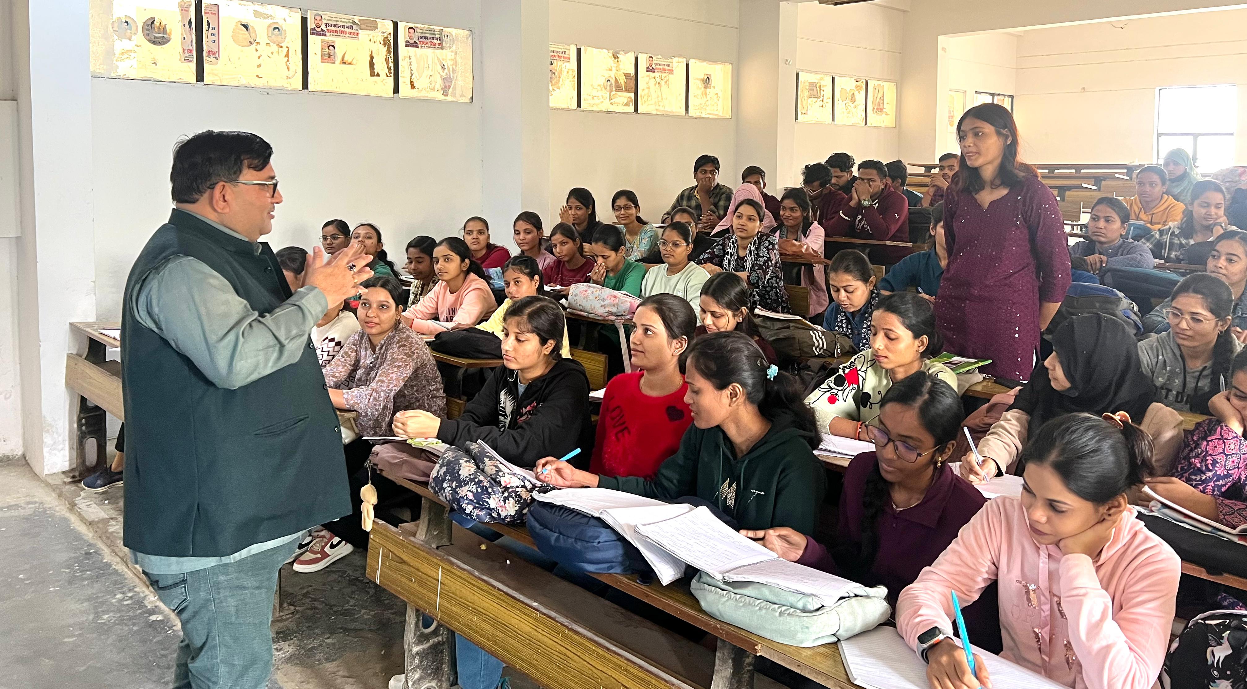 अंग्रेजी विभाग द्वारा डाउट क्लीयरिंग सत्र का आयोजन अंग्रेजी विभाग द्वारा डाउट क्लीयरिंग सत्र का आयोजन