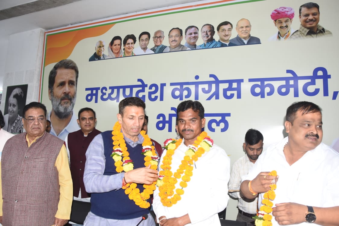 जीत के बाद पीसीसी पहुंचे विजयपुर कांग्रेस विधायक मुकेश मल्हाेत्रा जीत के बाद पीसीसी पहुंचे विजयपुर कांग्रेस विधायक मुकेश मल्हाेत्रा
