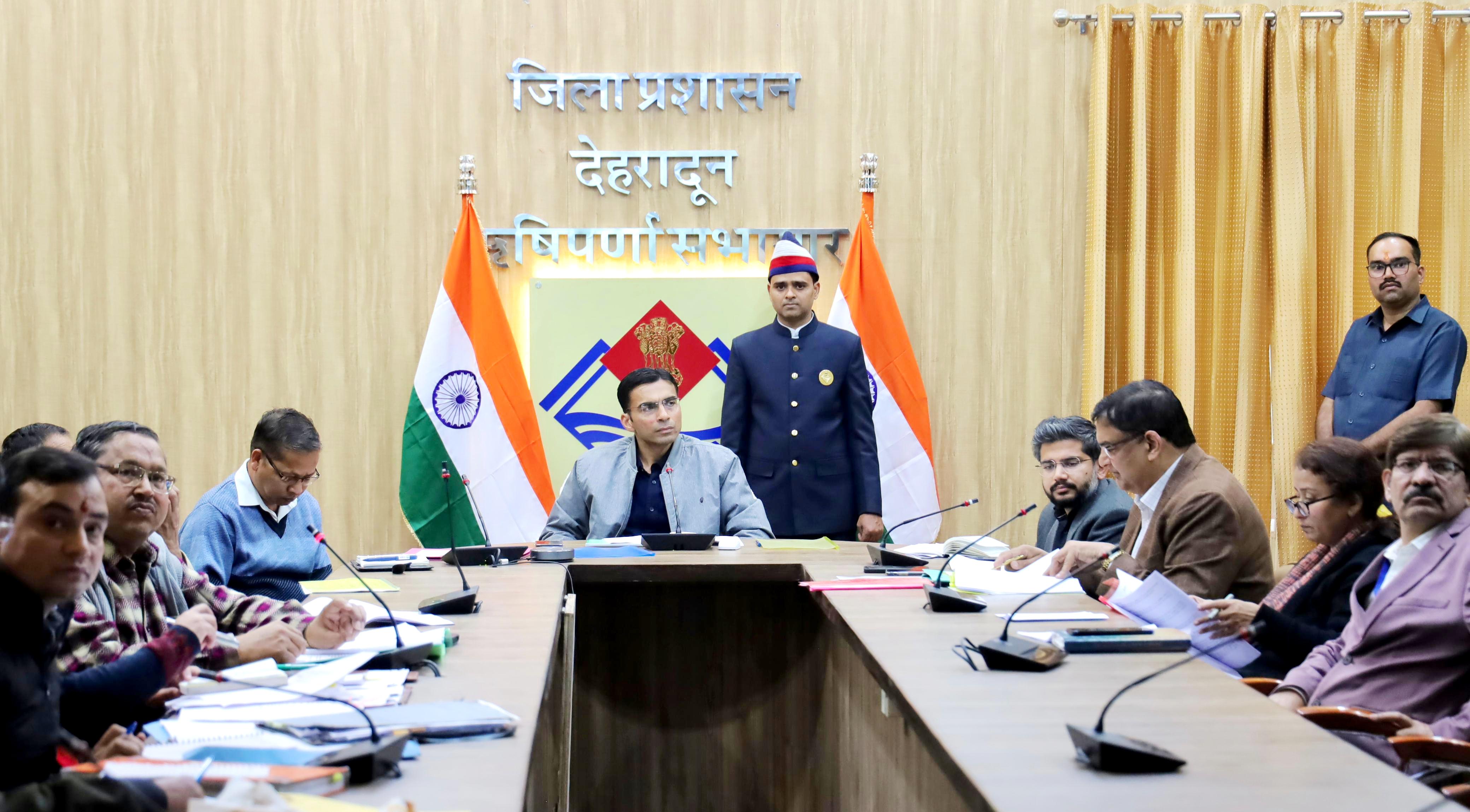 ऋषिपर्णा सभागार में जनपद के सभी उप जिला चिकित्सालयों की प्रबंधन समिति की बैठक करते जिलाधिकारी सविन बंसल। ऋषिपर्णा सभागार में जनपद के सभी उप जिला चिकित्सालयों की प्रबंधन समिति की बैठक करते जिलाधिकारी सविन बंसल।