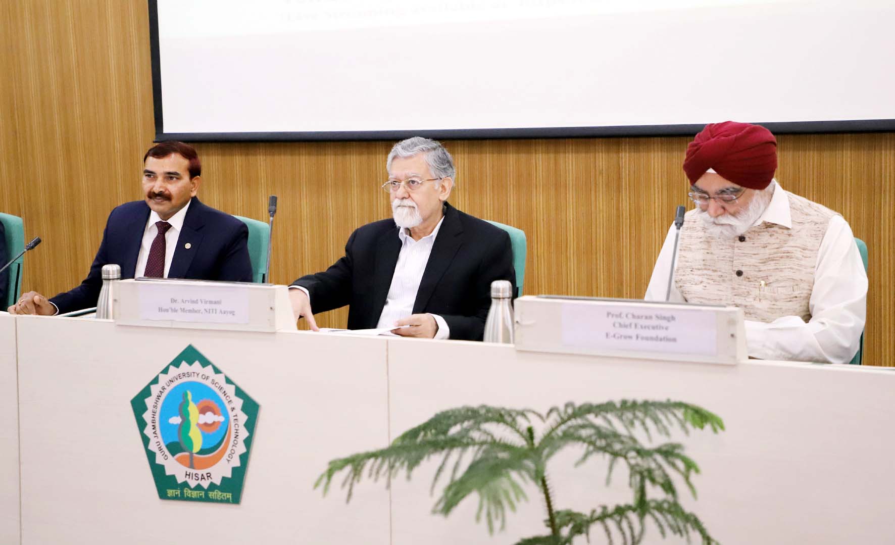 गुजवि में आयोजित पेनल चर्चा को सम्बोधित करते कुलपति प्रो. नरसी राम बिश्नोई। गुजवि में आयोजित पेनल चर्चा को सम्बोधित करते कुलपति प्रो. नरसी राम बिश्नोई।
