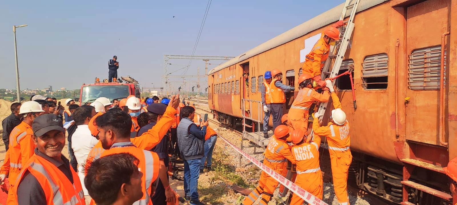 धौलपुर में ट्रेन में आग दुर्घटना पर बचाव संबंधी संयुक्त मॉकड्रिल धौलपुर में ट्रेन में आग दुर्घटना पर बचाव संबंधी संयुक्त मॉकड्रिल