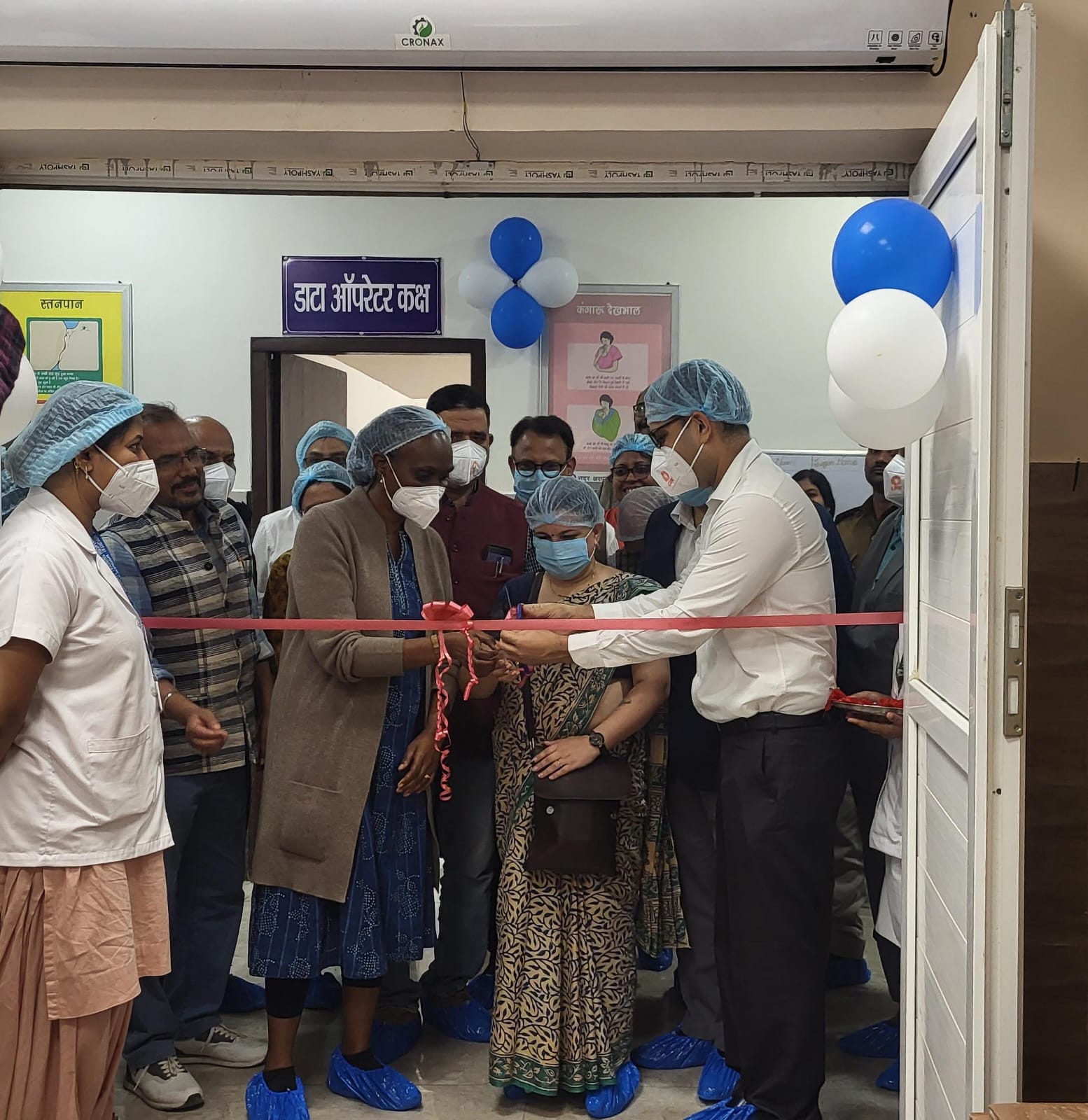 उद्धाटन करते डीएम व स्वास्थ्य अधिकारी उद्धाटन करते डीएम व स्वास्थ्य अधिकारी