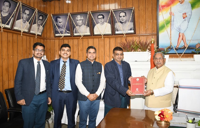 सीएजी की रिपोर्ट की कॉपी विधानसभा अध्यक्ष को देते अधिकारीगण सीएजी की रिपोर्ट की कॉपी विधानसभा अध्यक्ष को देते अधिकारीगण
