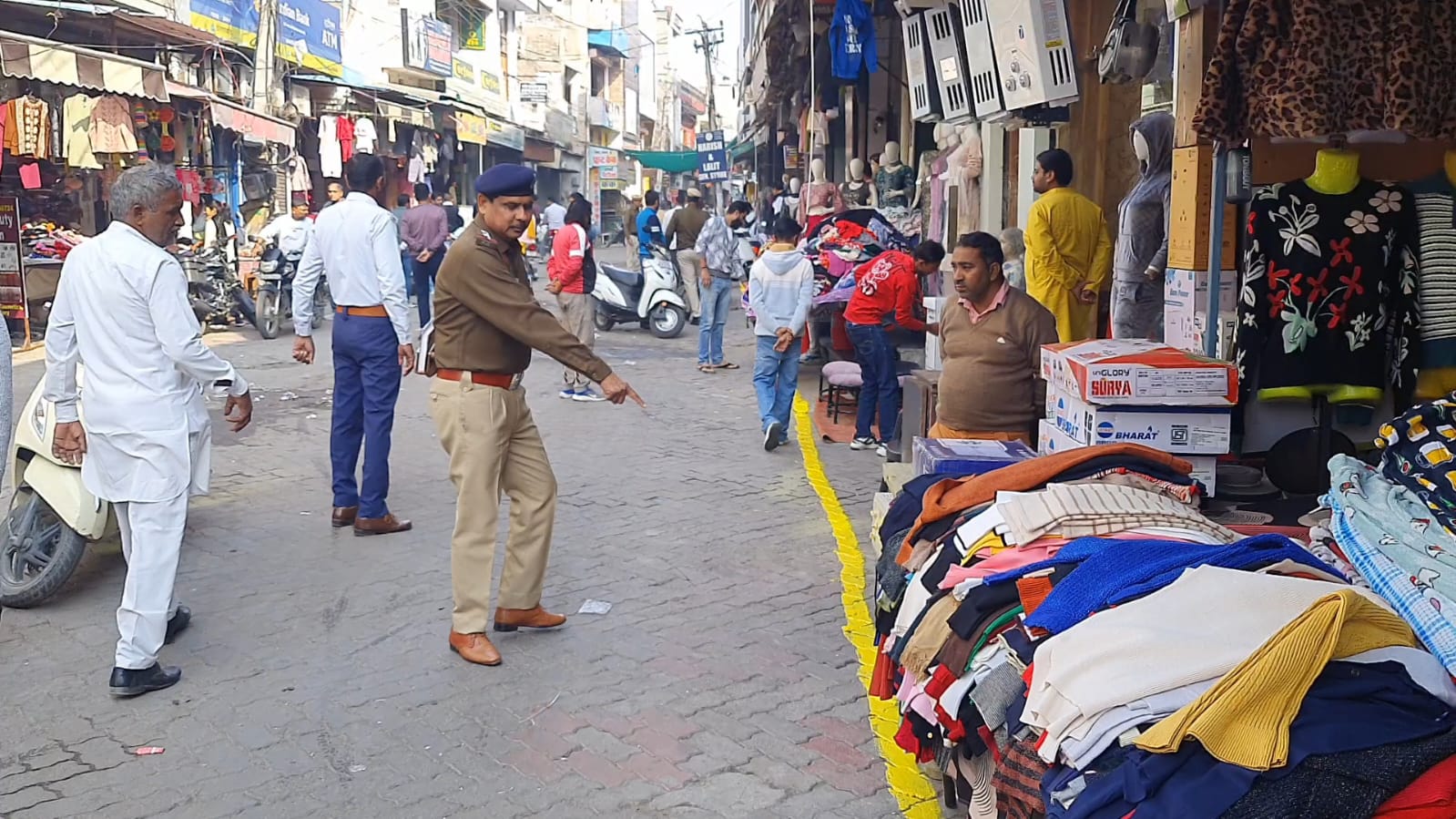 पुरानी सब्जी मंडी से अतिक्रमण हटवाते हुए ट्रैफिक इंचार्ज इंस्पेक्टर राजकुमार पुरानी सब्जी मंडी से अतिक्रमण हटवाते हुए ट्रैफिक इंचार्ज इंस्पेक्टर राजकुमार