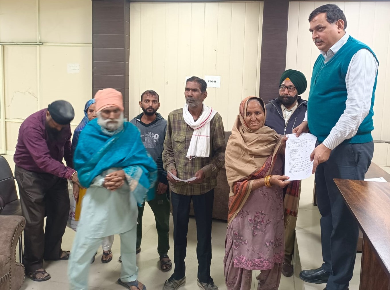 स्वीकृति पत्र देते हुए विजयपाल यादव स्वीकृति पत्र देते हुए विजयपाल यादव