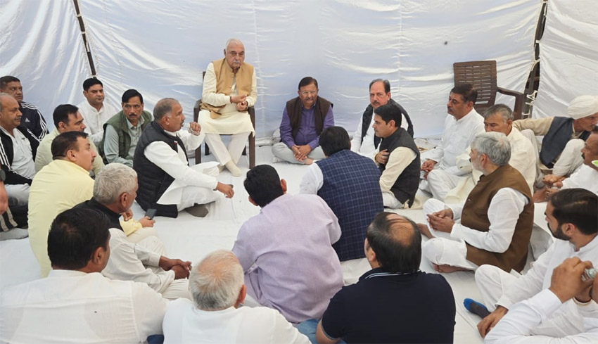 28 Snp-4 सोनीपत: पूर्व मुख्यमंत्री भूपेंद्र हुड्डा पिपली खेड़ा में रणधीर मलिक के परिवार को सांत्वना देते हुए। 28 Snp-4 सोनीपत: पूर्व मुख्यमंत्री भूपेंद्र हुड्डा पिपली खेड़ा में रणधीर मलिक के परिवार को सांत्वना देते हुए।
