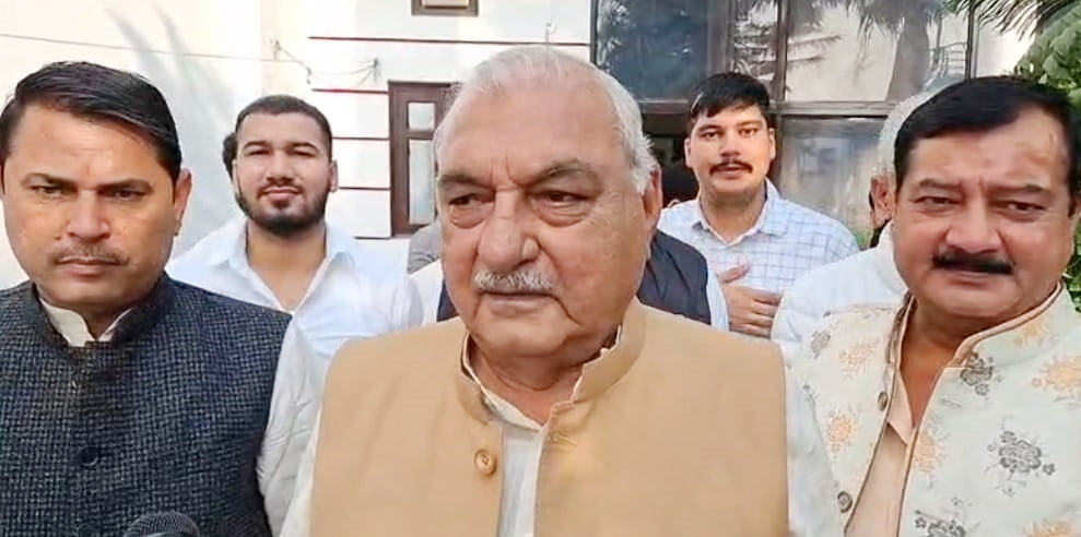 28 Snp-4 सोनीपत: पत्रकारों से बात करते हुए पूर्व मुख्यमंत्री भूपेंद्र हुड्डा। 28 Snp-4 सोनीपत: पत्रकारों से बात करते हुए पूर्व मुख्यमंत्री भूपेंद्र हुड्डा।