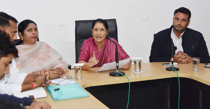 28 Snp-1 सोनीपत: राई रेस्ट हाउस में कुण्डली नगर पालिका के विकास कार्यों पर चर्चा करते हुए। 28 Snp-1 सोनीपत: राई रेस्ट हाउस में कुण्डली नगर पालिका के विकास कार्यों पर चर्चा करते हुए।