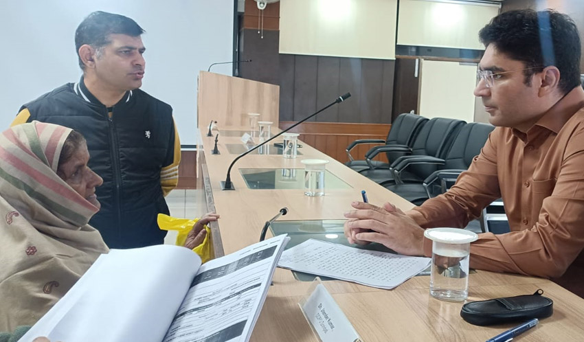28 Snp-3 सोनीपत: समाधान शिविर में समस्याओं को सुनते हुए एसडीएम अमित कुमार 28 Snp-3 सोनीपत: समाधान शिविर में समस्याओं को सुनते हुए एसडीएम अमित कुमार