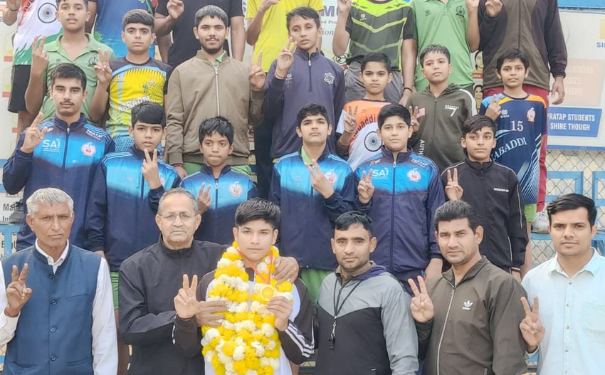 28 Snp- सोनीपत: स्वर्ण पदक विजेता का सवागत करते हुए प्रबंधन समिति सदस्य 28 Snp- सोनीपत: स्वर्ण पदक विजेता का सवागत करते हुए प्रबंधन समिति सदस्य