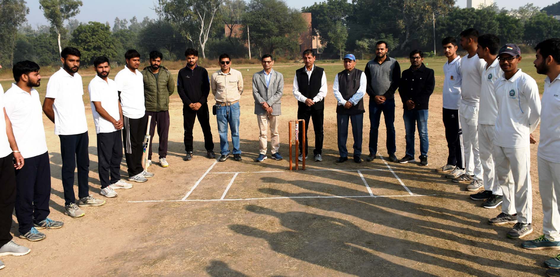 डॉ. एसके पाहुजा खिलाडिय़ों के साथ। डॉ. एसके पाहुजा खिलाडिय़ों के साथ।