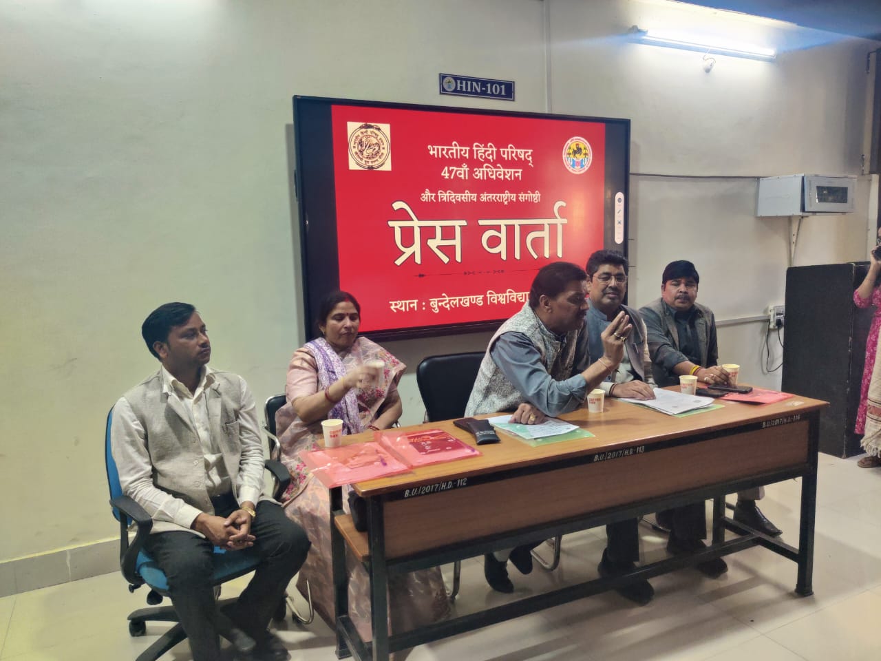 जानकारी देते कला संकाय अधिष्ठाता बुवि जानकारी देते कला संकाय अधिष्ठाता बुवि