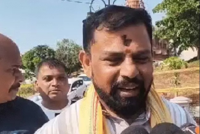महाकाल मंदिर में मीडिया से बात करते हुए टी राजा महाकाल मंदिर में मीडिया से बात करते हुए टी राजा