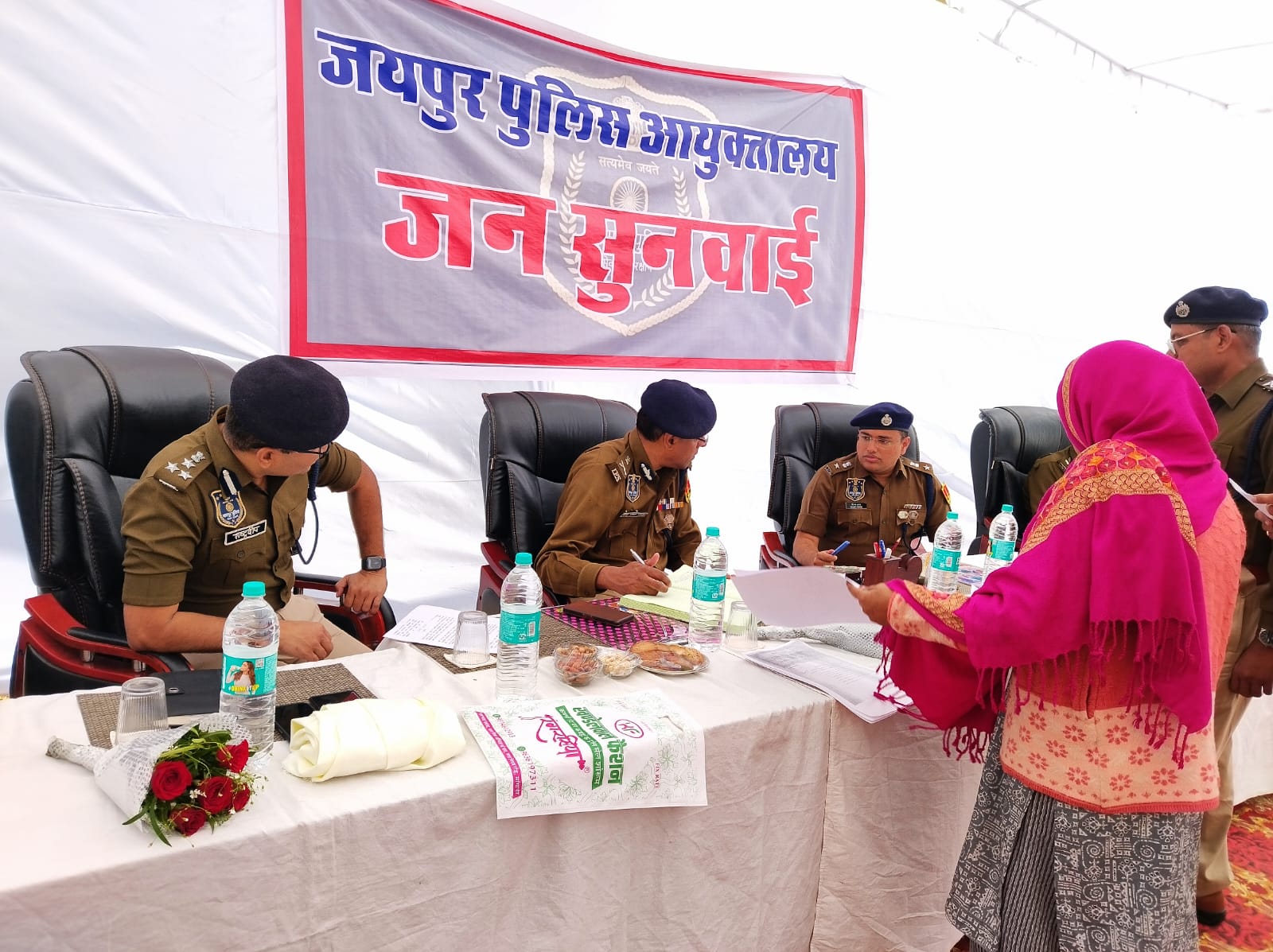 जयपुर पुलिस कमिश्नर ने मुहाना थाने में जनसुनवाई में सुनी परिवादियों की समस्याएं जयपुर पुलिस कमिश्नर ने मुहाना थाने में जनसुनवाई में सुनी परिवादियों की समस्याएं