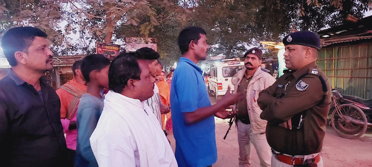अररिया फोटो:मौके पर पहुंचे पुलिस तफ्तीश करते अररिया फोटो:मौके पर पहुंचे पुलिस तफ्तीश करते