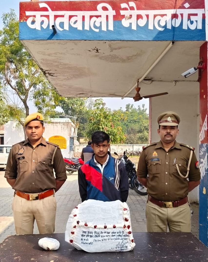 पुलिस की गिरफ्त में अपराधी युवक पुलिस की गिरफ्त में अपराधी युवक
