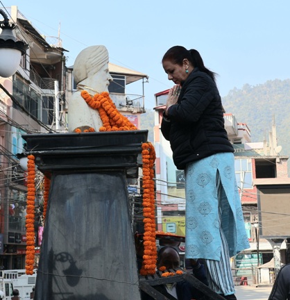 स्वतंत्रता सेनानी भाई हिरदा राम की प्रतिमा पर माल्यार्पण करते हुए । स्वतंत्रता सेनानी भाई हिरदा राम की प्रतिमा पर माल्यार्पण करते हुए ।