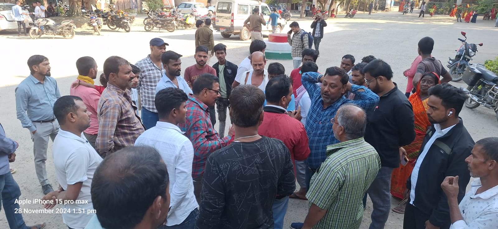 अररिया फोटो:सड़क हादसे के बाद जमा भीड़ अररिया फोटो:सड़क हादसे के बाद जमा भीड़