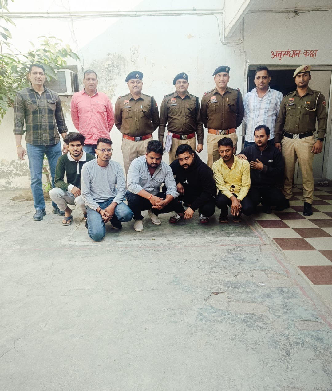 फोटो कैप्शन 28आरटीके4 : साइबर थाना टीम द्वारा गिरफ्तार आरोपियों के साथ पुलिस टीम फोटो कैप्शन 28आरटीके4 : साइबर थाना टीम द्वारा गिरफ्तार आरोपियों के साथ पुलिस टीम