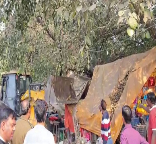 कानपुर: बुलडोजर देखते ही दुकानदारों में मची अफरा—तफरी का दृश्य कानपुर: बुलडोजर देखते ही दुकानदारों में मची अफरा—तफरी का दृश्य