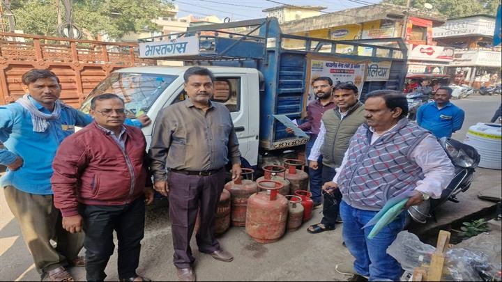 छापामार कार्रवाई, घरेलू गैस के 15 सिलेण्डर जब्त छापामार कार्रवाई, घरेलू गैस के 15 सिलेण्डर जब्त
