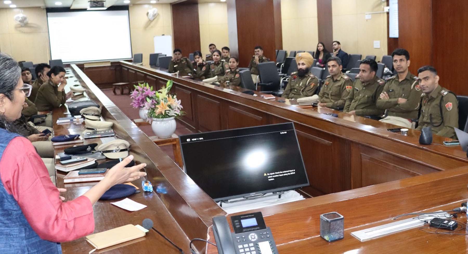फोटो नंबर-02: पुलिस आयुक्त कार्यालय के सभागार में यूनिसेफ के सहयोग से दो दिवसीय सत्र में मौजूद पुलिस कर्मी। फोटो नंबर-02: पुलिस आयुक्त कार्यालय के सभागार में यूनिसेफ के सहयोग से दो दिवसीय सत्र में मौजूद पुलिस कर्मी।
