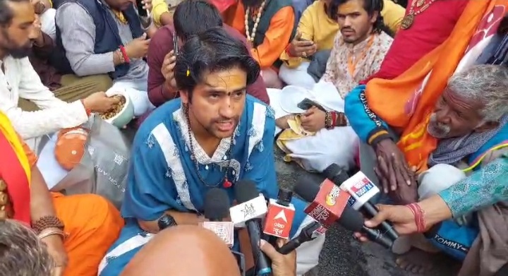 पत्रकारों से वार्ता करते पं.धीरेन्द्र कृष्ण शास्त्री