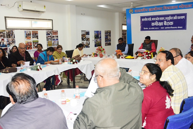 समीक्षा बैठक लेते हुए मंत्री नागर सिंह चौहान