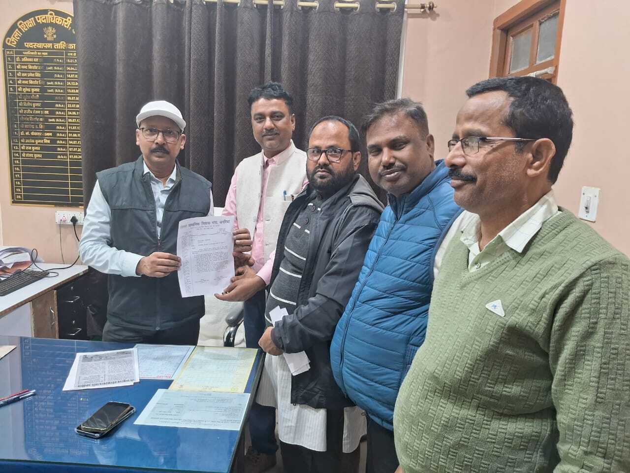 जिला शिक्षा पदाधिकारी को प्राथमिक शिक्षक संघ ने सौंपा मांग पत्र जिला शिक्षा पदाधिकारी को प्राथमिक शिक्षक संघ ने सौंपा मांग पत्र
