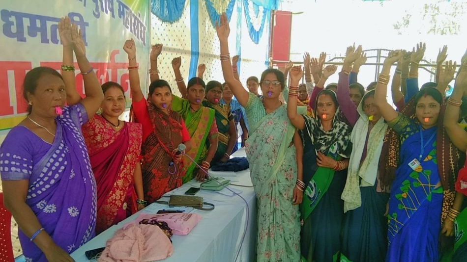स्वच्छता दीदी मांगों को लेकर सीटी बजाकर प्रदर्शन करते हुए। स्वच्छता दीदी मांगों को लेकर सीटी बजाकर प्रदर्शन करते हुए।