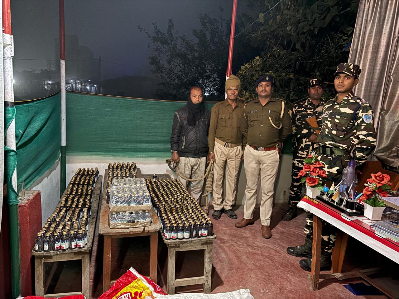 बरामद कफ सिरप के साथ पुलिस की टीम बरामद कफ सिरप के साथ पुलिस की टीम