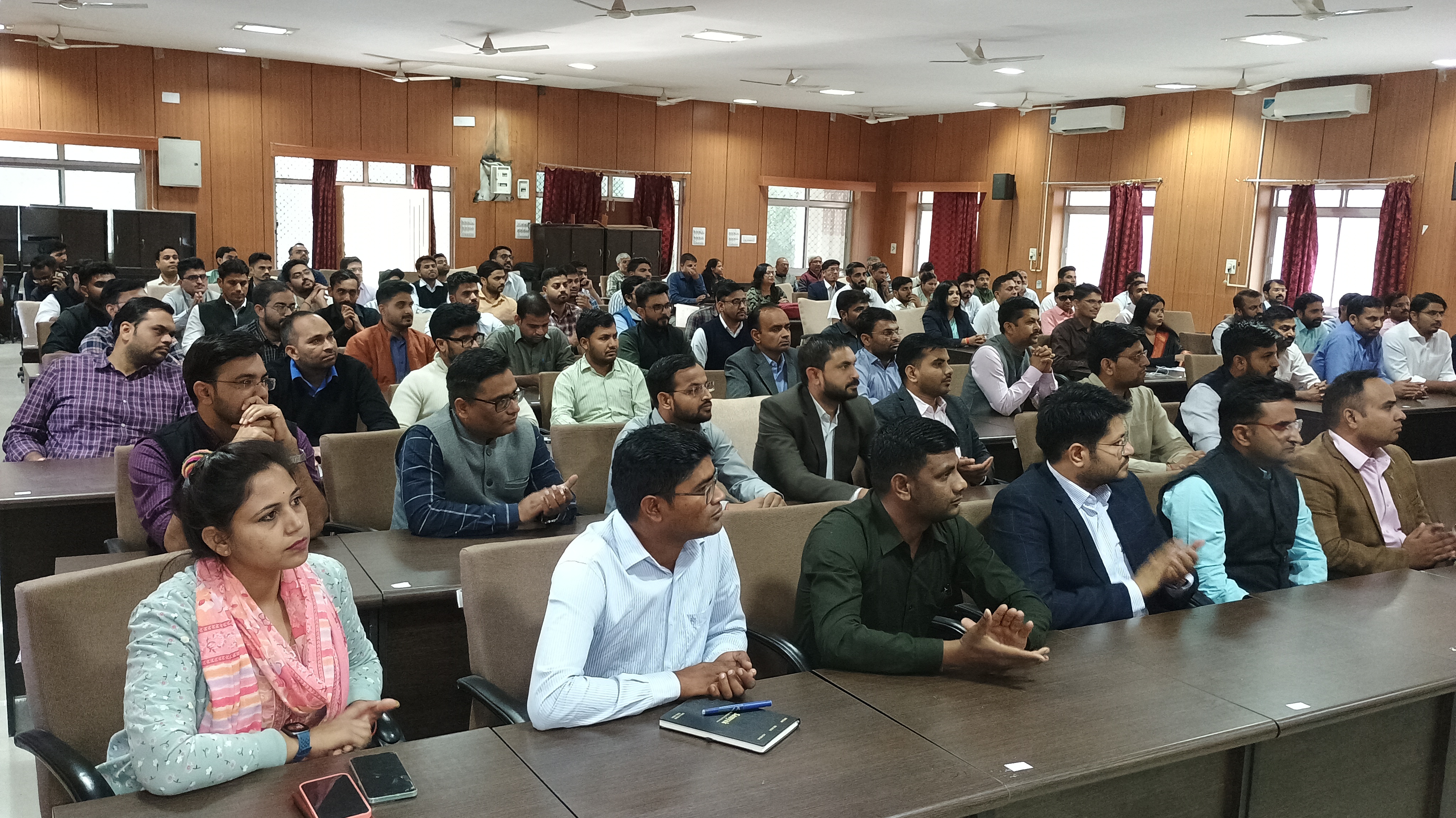 लोक कल्याणकारी कार्यक्रमों को जन जन तक पहुंचाने में महती भूमिका निभायें अधिकारी-राजस्व मंत्री लोक कल्याणकारी कार्यक्रमों को जन जन तक पहुंचाने में महती भूमिका निभायें अधिकारी-राजस्व मंत्री