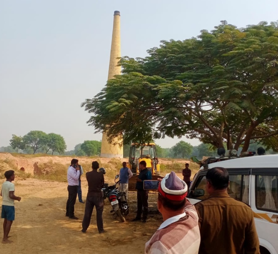 ईंट भट्टे पर पहुंचे एसडीएम सदर गुलाब चंद्र व अन्य। ईंट भट्टे पर पहुंचे एसडीएम सदर गुलाब चंद्र व अन्य।