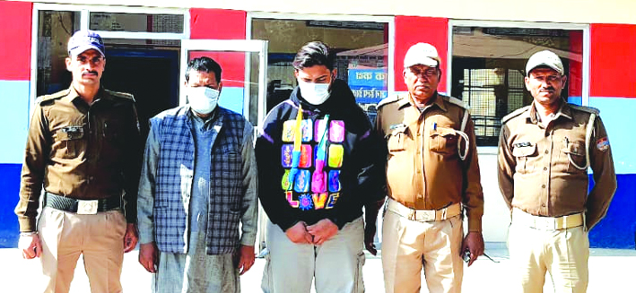 पुलिस गिरफ्त में आरोपित पुलिस गिरफ्त में आरोपित
