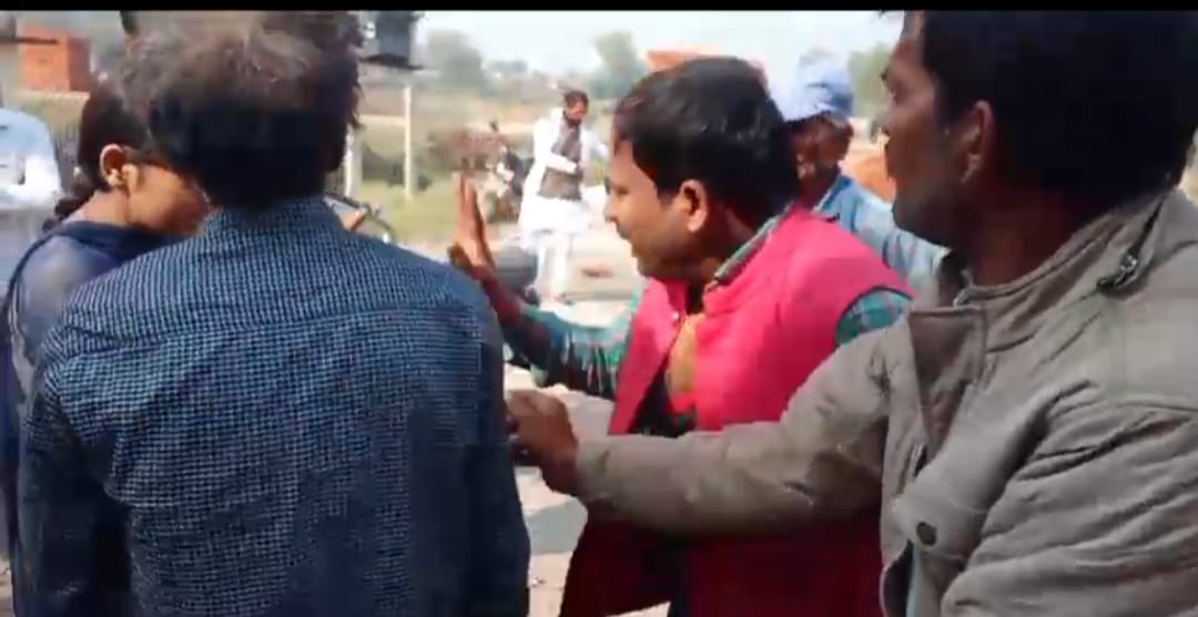 सरकारी हाईस्कूल में छात्रा से छेडख़ानी में टीचर को दौड़ा-दौड़कर पीटा सरकारी हाईस्कूल में छात्रा से छेडख़ानी में टीचर को दौड़ा-दौड़कर पीटा