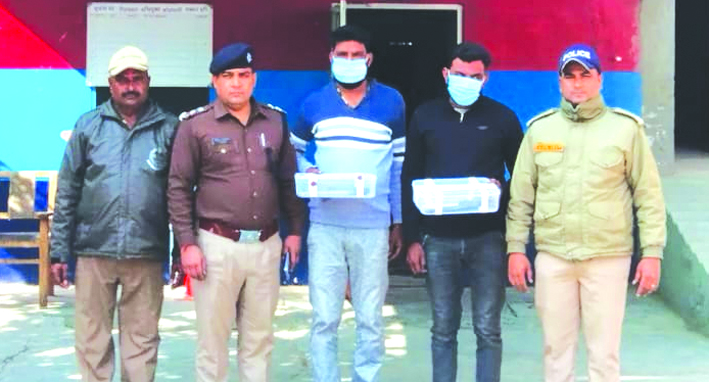 पुलिस गिरफ्त में आरोपित पुलिस गिरफ्त में आरोपित
