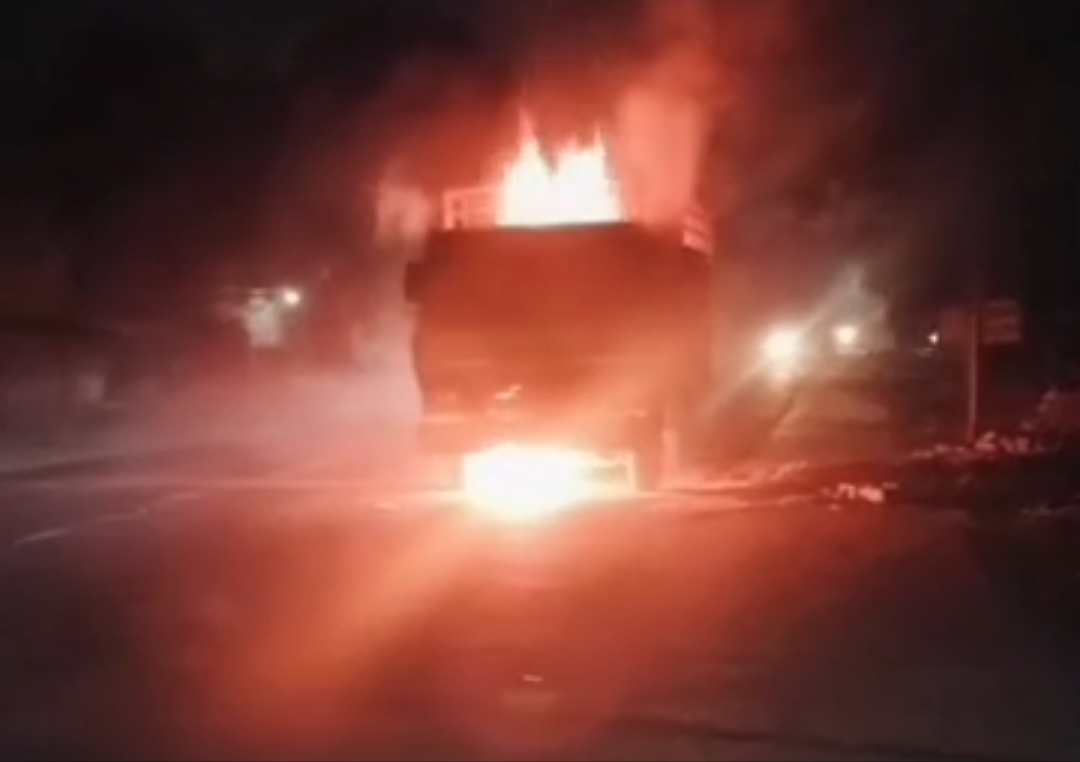 अचानक लगी खड़े ट्रक में भयावह आग, कोई जनहानि नहीं अचानक लगी खड़े ट्रक में भयावह आग, कोई जनहानि नहीं