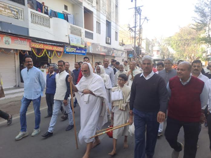 दीक्षा महोत्सव हेतु जैन आचार्यो का आराधना भवन नईआबादी में हुआ मंगल प्रवेश दीक्षा महोत्सव हेतु जैन आचार्यो का आराधना भवन नईआबादी में हुआ मंगल प्रवेश