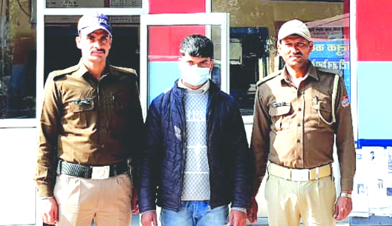 पुलिस गिरफ्त में आरोपित पुलिस गिरफ्त में आरोपित