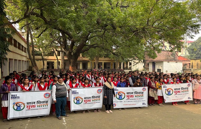 बाल विवाह के लिए जागरुकता कार्यक्रम के तहत एक जुटता दिखाते लोग-बच्चे बाल विवाह के लिए जागरुकता कार्यक्रम के तहत एक जुटता दिखाते लोग-बच्चे