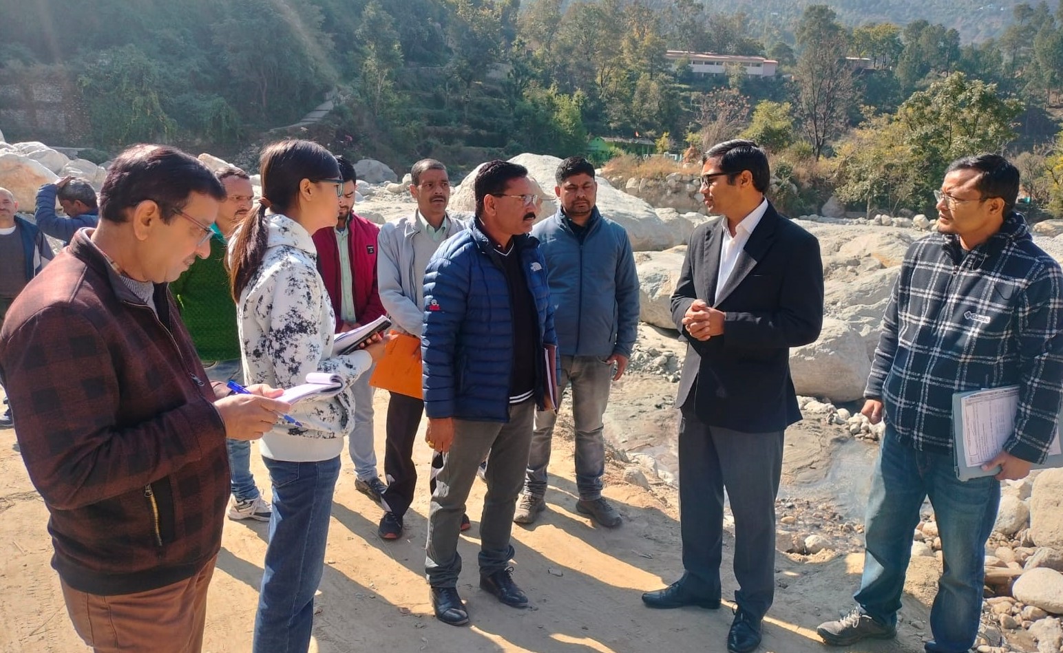 थराली में आपदा प्रभावित क्षेत्र का निरीक्षण करते हुए एसडीएम। थराली में आपदा प्रभावित क्षेत्र का निरीक्षण करते हुए एसडीएम।